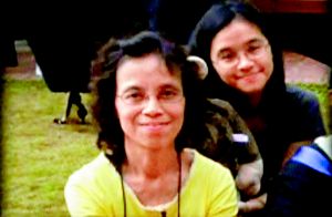 梁頌詩(右)在事件中遇難。左為其母親梁太。有線電視畫面